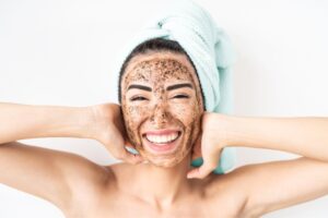 Leia mais sobre o artigo Esfoliação Facial: Está Fazendo Errado e Nem Sabe!