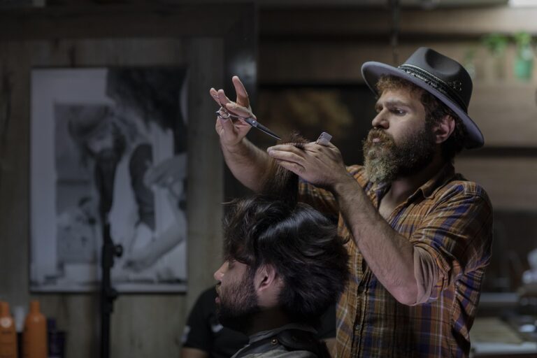 Corte low fade cacheado: 5 dicas para um visual moderno