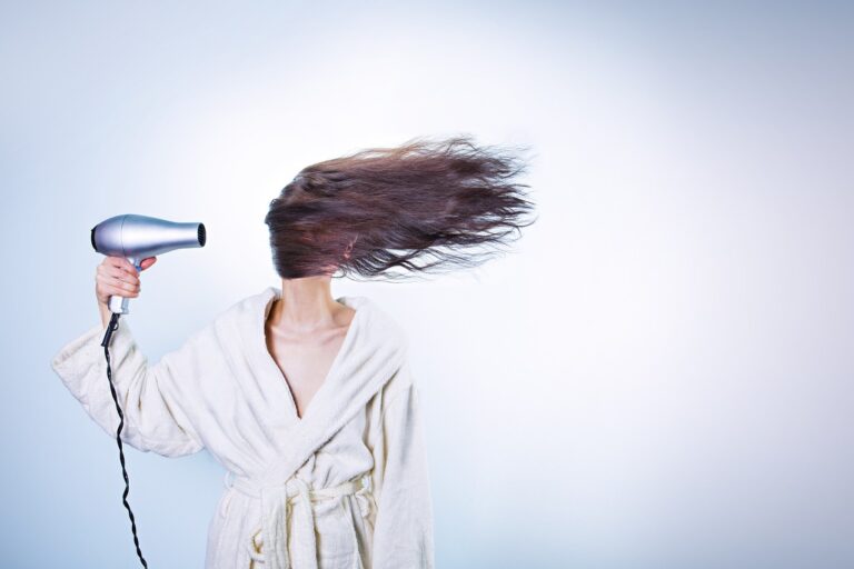 Mechas frontal loira: Como adotar o visual tendência de 2024